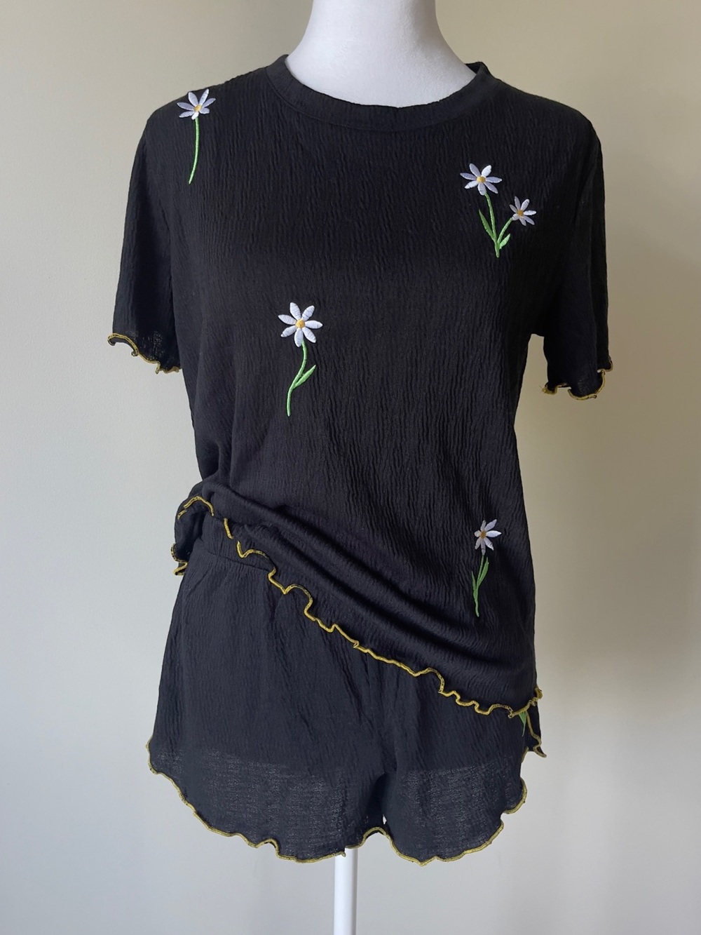 Emerson Road Black Short Sleeve Pajama Set with White Embroidered Daisies NWT S - Picture 3 of 9